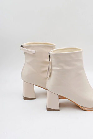 Guja İthal Seri Kadın Rugan Topuklu Toka Detaylı Bot GJ415 - Bej - 36