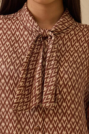Kadın Regular Fit Fular Yakalı Desenli Tunik - Kahverengi | 44