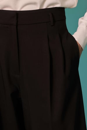 Seçil Kadın Yüksek Bel Pile Detaylı Bol Paça Kumaş Pantolon Siyah