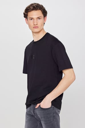 %100 Pamuk Nefes Alabilir Kumaş Loose Fit Rahat Kesim Logo Detaylı Tişört