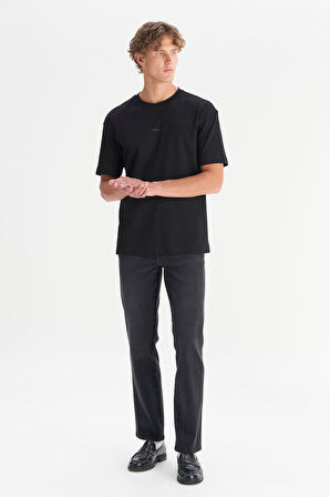 %100 Pamuk Relaxed Fit Rahat Kesim Biisklet Yaka Logo Detaylı Tişört