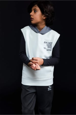 DeFacto Kapüşonlu Baskılı Skuba Dalgıç Kumaş Kolsuz Sweatshirt Erkek Çocuk G6137A826SPGR492