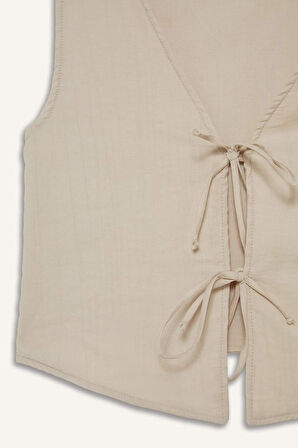 DeFacto Regular Fit V Yaka Bağlamalı Krinkıl Kumaş Kolsuz Bluz F0617AX25SMBG702