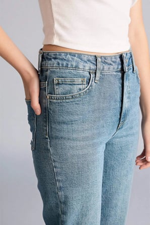 Defacto G8878AXNM28 Mavi Comfort Straıght Normal Bel Bilek Boy Jean Yıkamalı Pantolon