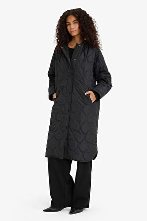 Regular Fit Kapüşonlu Çıtçıtlı Cepli Kapitoneli Parka