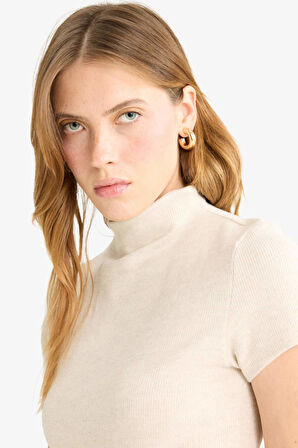 Slim Fit Dar Kesim Yarım Balıkçı Yaka Kısa Kollu Tişört