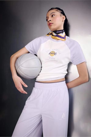 Defacto G0685AXER105 Ekru NBA Los Angeles Lakers Slım Fıt Pamuklu Kısa Kollu Tişört