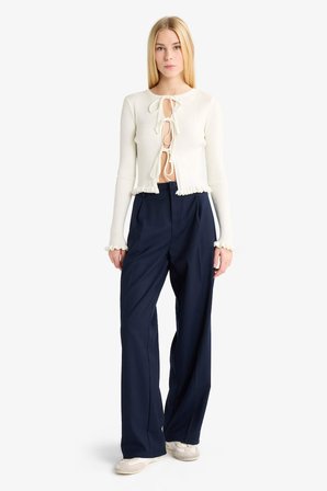 DeFacto Slim Fit Dar Kesim Bisiklet Yaka Önden Bağlamalı Hırka G3409AX25WNWT32