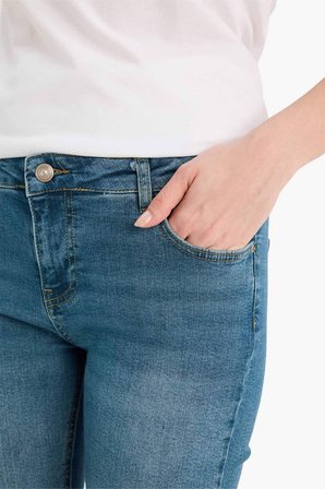 DeFacto Crop Flare Fıt Düşük Bel Bilek Boy Jean Yıkamalı Pantolon G8024AX26SPNM28