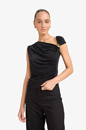 Slim Fit Dar Kesim Tek Omuzlu Toka Detaylı Bluz
