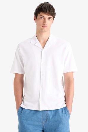 DeFacto Regular Fit Polo Yaka Hafif Kumaş Kısa Kollu Gömlek E1061AX25SMWT34