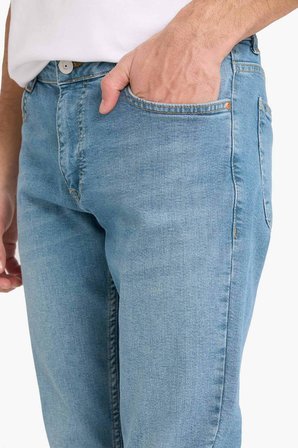 DeFacto Pedro Slim Fit Dar Kalıp Normal Bel Dar Paça Jean Pantolon E3366AX26SPNM29