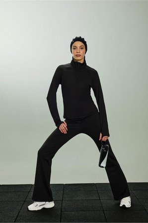 DeFacto Warmtech Standart Fit Dik Yaka Fermuarlı İçi Yumuşak Tüylü Sporcu Uzun Kollu Tişört B0811AX26SPBK81
