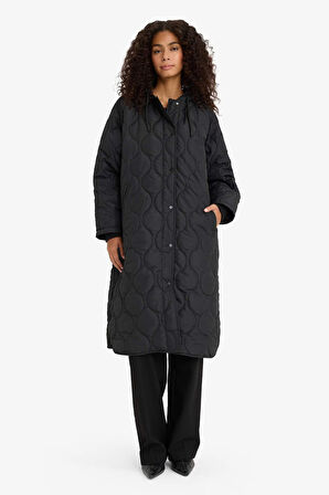 Regular Fit Kapüşonlu Çıtçıtlı Cepli Kapitoneli Parka