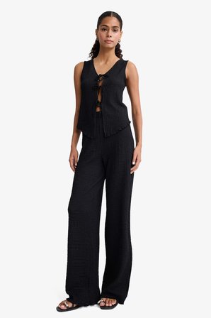 DeFacto Slim Fit Dar Kesim V Yaka Önden Bağlamalı Bürümcük Kolsuz Bluz F7992AX25AUBK81