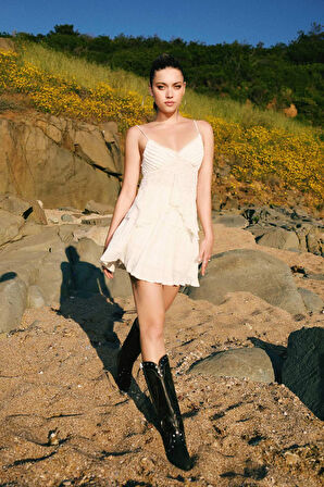 Afra x DeFacto Fitted V Yaka Dantel Askılı Bluz