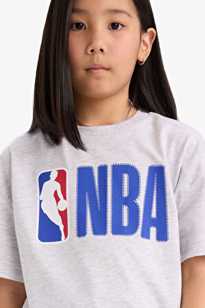 DeFacto Kız Çocuk NBA Wordmark Oversize Geniş Kalıp Bisiklet Yaka Kısa Kollu Tişört E7630A825HSGR400