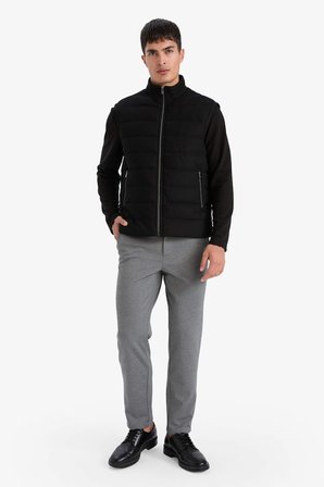 DeFacto Slim Fit Dik Yaka Astarlı Fermuarlı Cepli Mevsimlik Yelek D7536AX26SPBK27