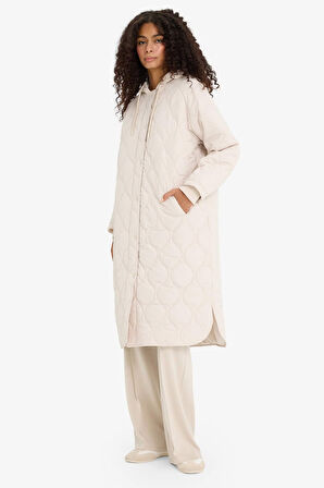 Regular Fit Kapüşonlu Çıtçıtlı Cepli Kapitoneli Parka