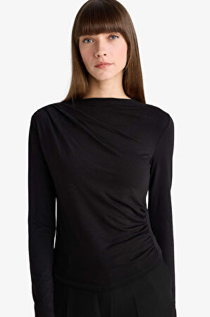 Slim Fit Dar Kesim Kayık Yaka Uzun Kollu Tişört