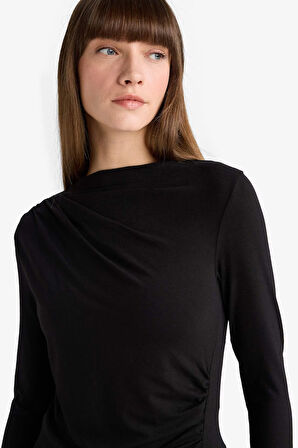 Slim Fit Dar Kesim Kayık Yaka Uzun Kollu Tişört