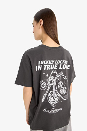 Oversize Geniş Kalıp Bisiklet Yaka Sırt Baskılı Kısa Kollu Tişört