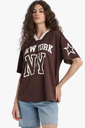 Oversize Geniş Kalıp V Yaka Baskılı Forma Kumaşı Kısa Kollu Tişört