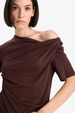 Slim Fit Dar Kesim Kayık Yaka Kısa Kollu Tişört