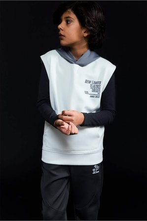 DeFacto Kapüşonlu Baskılı Skuba Dalgıç Kumaş Kolsuz Sweatshirt Erkek Çocuk G6137A826SPGR492