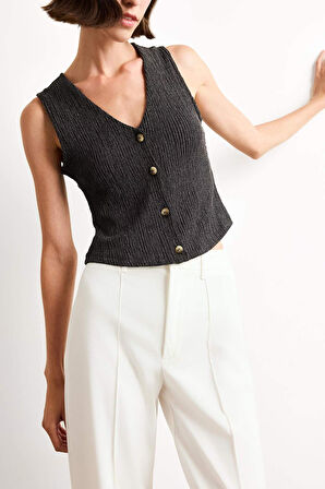 Fitted V Yaka Bürümcük Düğmeli Kolsuz Bluz