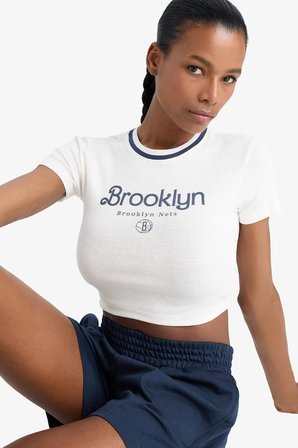 DeFacto NBA New York Knicks Slim Fit Dar Kesim Crop Bisiklet Yaka Ribana Kısa Kollu Tişört E3612AX25SMER105