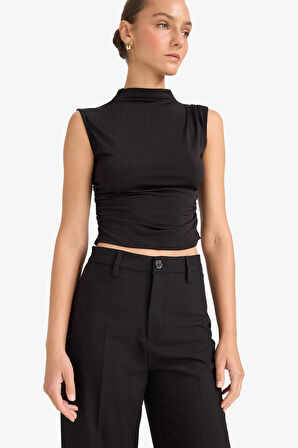Slim Fit Dar Kesim Yarım Balıkçı Yaka Kolsuz Bluz