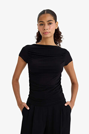 Slim Fit Dar Kesim Kayık Yaka Omuzu Açık Siyah Kısa Kollu Tişört