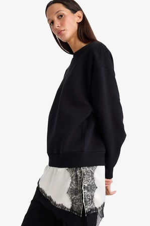 DeFacto Relax Fit Bisiklet Yaka Etek Ucu Dantel Detaylı Sweatshirt G8595AX25CWBK81