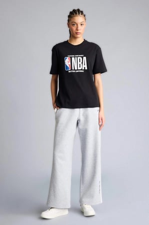 Defacto G0717AXBK81 Siyah %100 Pamuk NBA Wordmark Relax Fıt Kısa Kollu Tişört