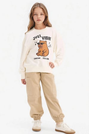 Defacto G3406A8ER105 Ekru Kız Çocuk Relax Fit Bisiklet Yaka Baskılı Sweatshirt