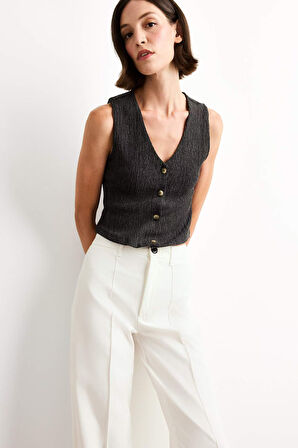 Fitted V Yaka Bürümcük Düğmeli Kolsuz Bluz