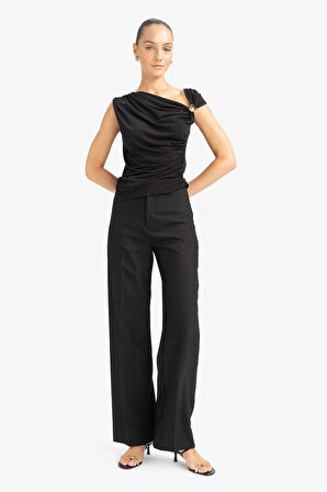 Slim Fit Dar Kesim Tek Omuzlu Toka Detaylı Bluz
