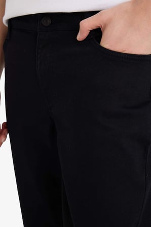 DeFacto Pedro Slim Fit Solmayan Renk Dar Kalıp Normal Bel Dar Paça Siyah Jean Pantolon S2711AZ26SPNM40
