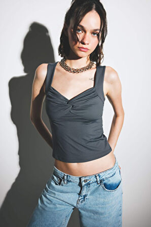 Fitted Kalp Yaka Askılı Bluz