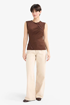 Slim Fit Dar Kesim Bisiklet Yaka Dantel Detaylı Kolsuz Bluz
