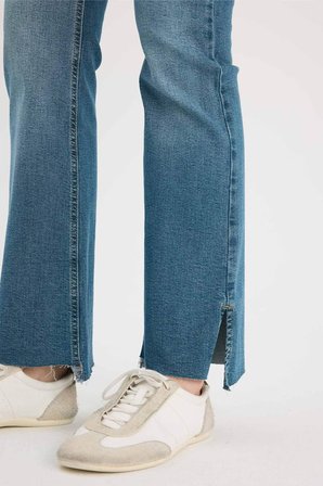 DeFacto Crop Flare Fıt Düşük Bel Bilek Boy Jean Yıkamalı Pantolon G8024AX26SPNM28