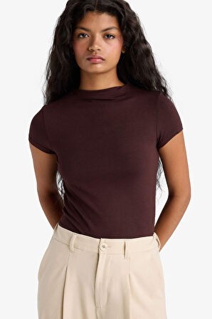 Slim Fit Dar Kesim Yarım Balıkçı Yaka Kısa Kollu Tişört