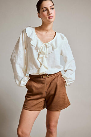 Aksesuar Detaylı Süet Şort