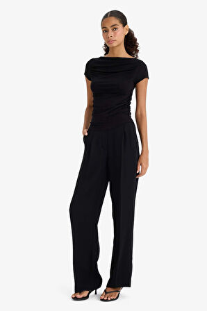 Slim Fit Dar Kesim Kayık Yaka Omuzu Açık Siyah Kısa Kollu Tişört