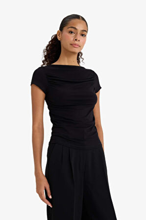 Slim Fit Dar Kesim Kayık Yaka Omuzu Açık Siyah Kısa Kollu Tişört