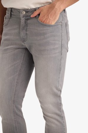 DeFacto Pedro Slim Fit Dar Kalıp Normal Bel Dar Paça Jean Pantolon D0027AX26SPNM55