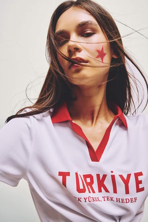 DeFacto Crop Top Sporcu Mesh Forma Kumaş Türkiye Baskılı Kısa Kollu Polo Beyaz Tişört I1229AX26HSWT34