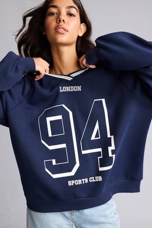 Oversize V Yaka Çizgili Yaka Detaylı Baskılı Sweatshirt