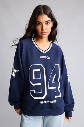 Oversize V Yaka Çizgili Yaka Detaylı Baskılı Sweatshirt